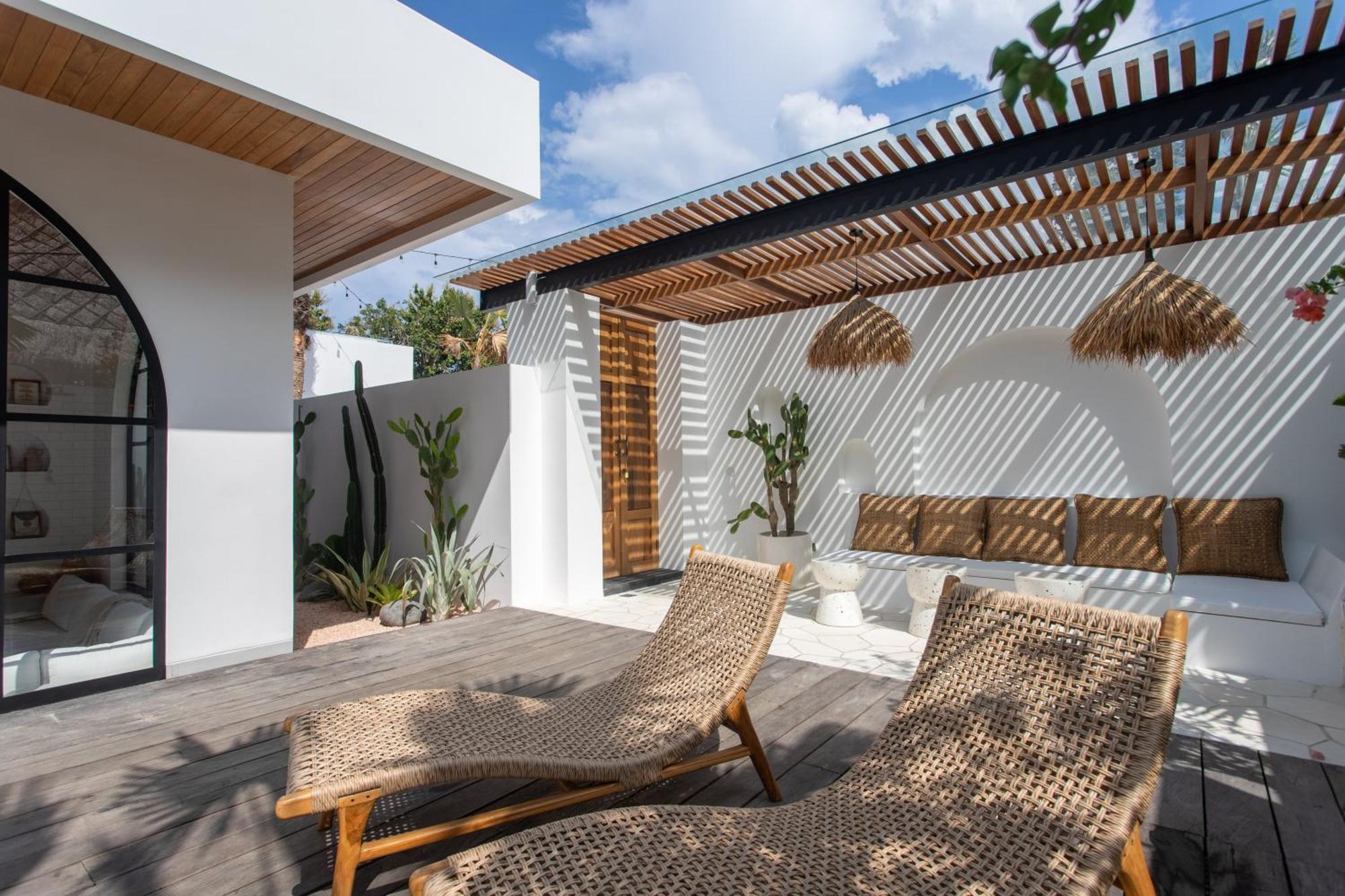 The Young - Villa Uluwatu (Bali)